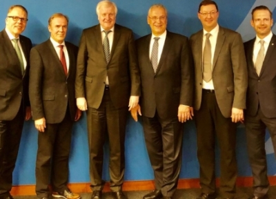 Foto v.l.: DSB-Bundesgeschäftsführer Jörg Brokamp, DSB-Präsident Hans-Heinrich von Schönfels, Bundesinnenminister Horst Seehofer, bayerischer Innenminister Joachim Herrmann, BSSB-1. Landesschützenmeister Christian Kühn, BSSB-Geschäftsführer Alexander Heidel. 
